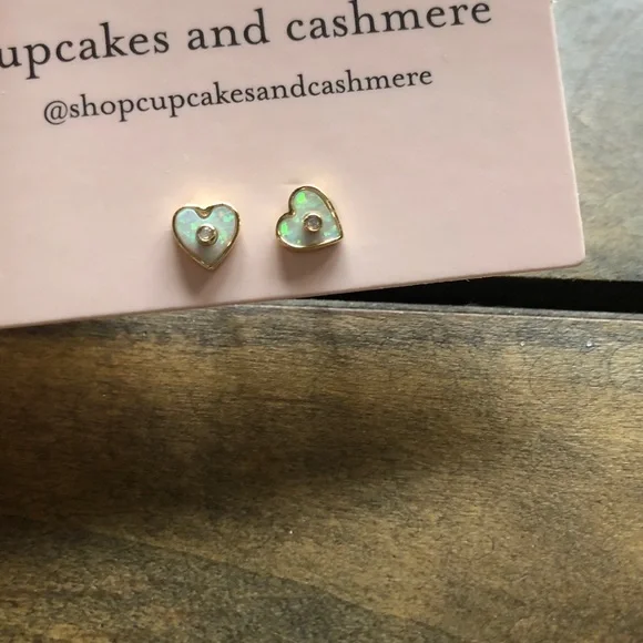 Cupcakes & Cashmere Iridescent Heart Earrings The Romy brand new - Picture 2 of 3